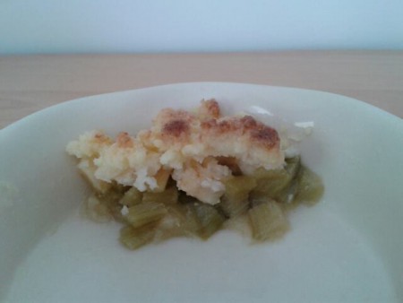 Crumble aux pommes, à la rhubarbe et à la noix de coco